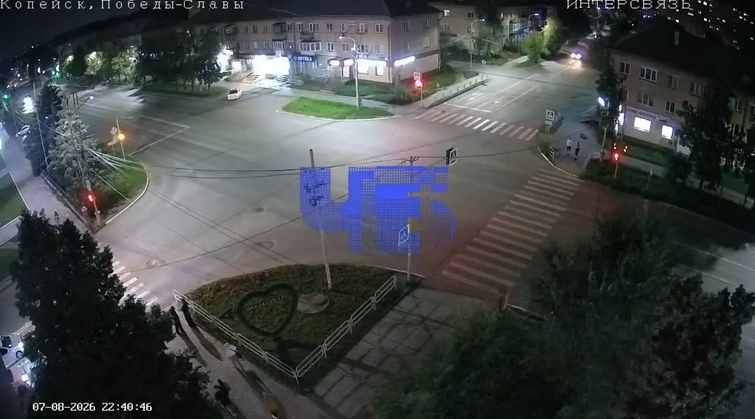Жители города жалуются на некорректную работу светофорного объекта на пересечении проспекта Победы и улицы Славы: фазы цикла сбиваются, зелёный не загорается, а интервалы перехода нередко слишком короткие.