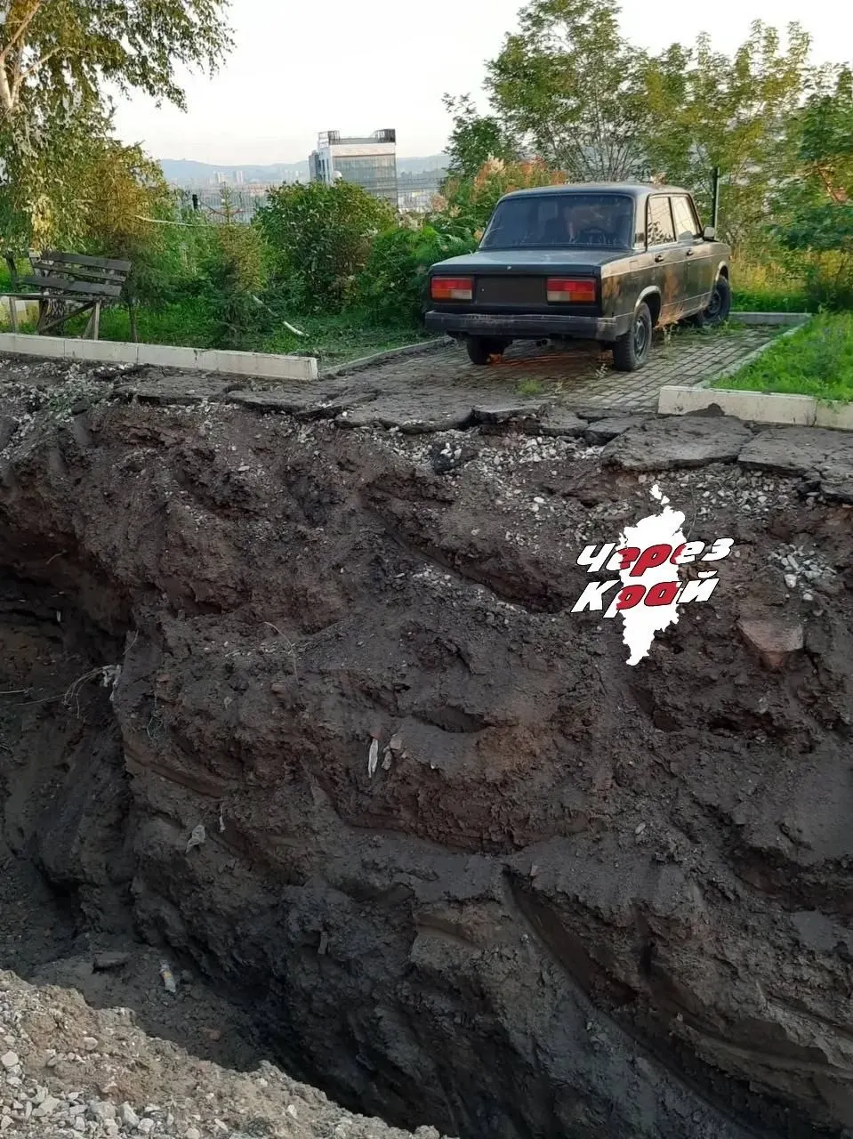 На улице Дубовицкого ведутся работы по прокладке канализации; траншеи расширяются, сроки выполнения вызывают вопросы.
