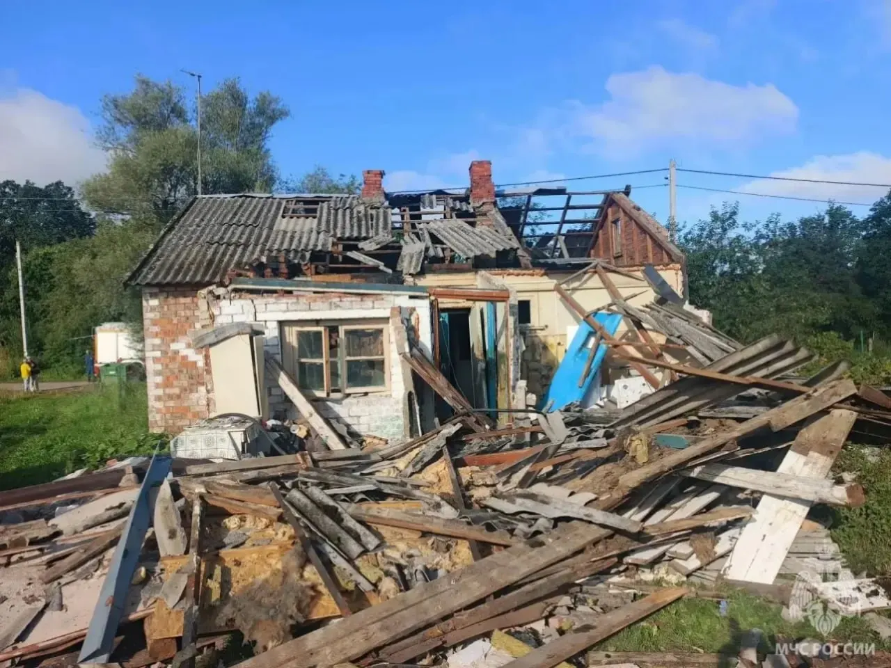 При разгерметизации баллона пристройка обрушилась, кровля провалилась, огонь охватил участок в несколько квадратных метров. Пострадала женщина 1946 года рождения; её госпитализировали с ожогами рук и тела. Дознающие органы устанавливают причины.