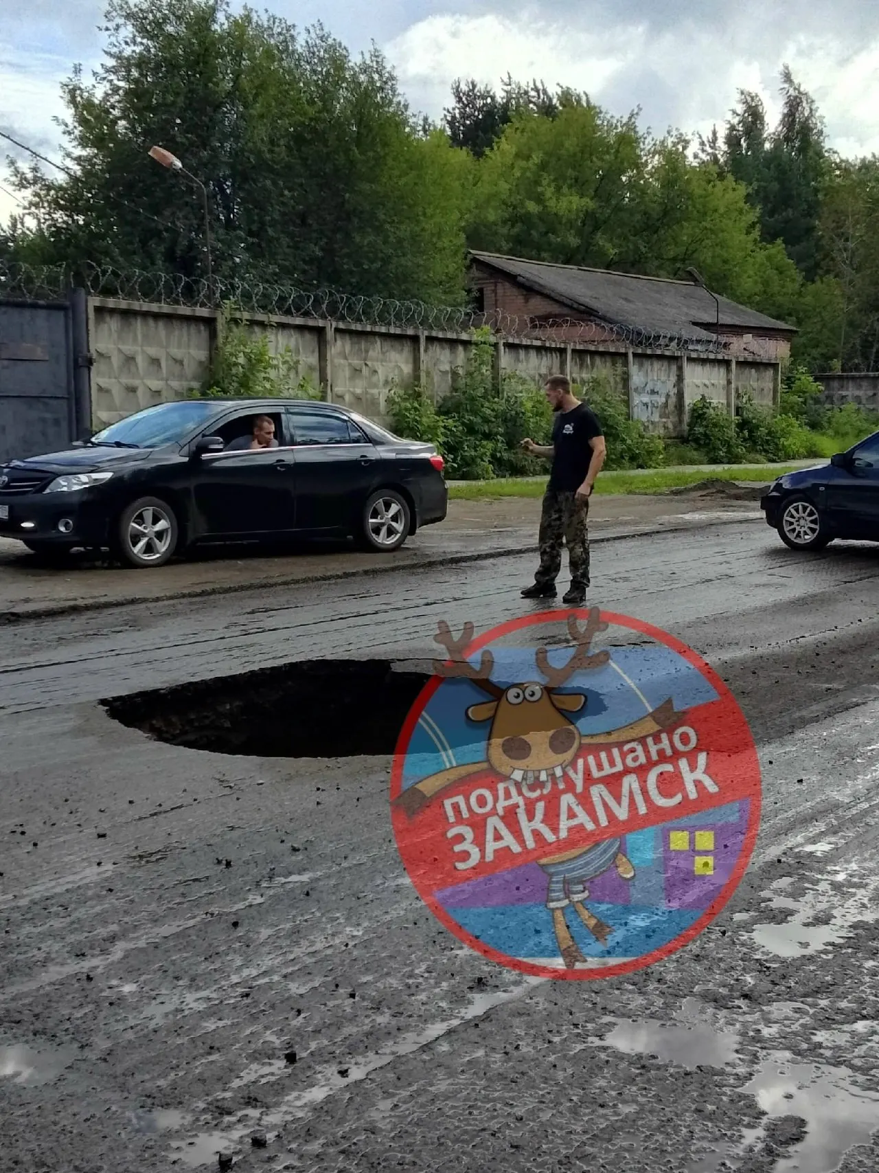 Возле дома №5 на улице Кировоградская образовался провал диаметром около двух метров — в отверстии видна сильная струя воды из повреждённой трубы.