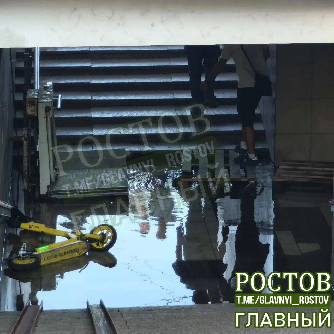 Переход через проспект Шолохова у Октябрьской площади затоплен уже несколько дней. Ближайший надземный переход расположен примерно в 150 метрах; освещение отсутствует.