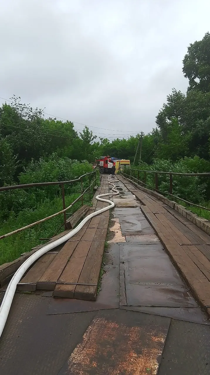 Деревня Сергеево в Сарапульском районе сталкивается с отсутствием моста через реку Малую Сарапулку, что осложняет доступ к населенному пункту и требует разработки проекта ремонта после пожара.