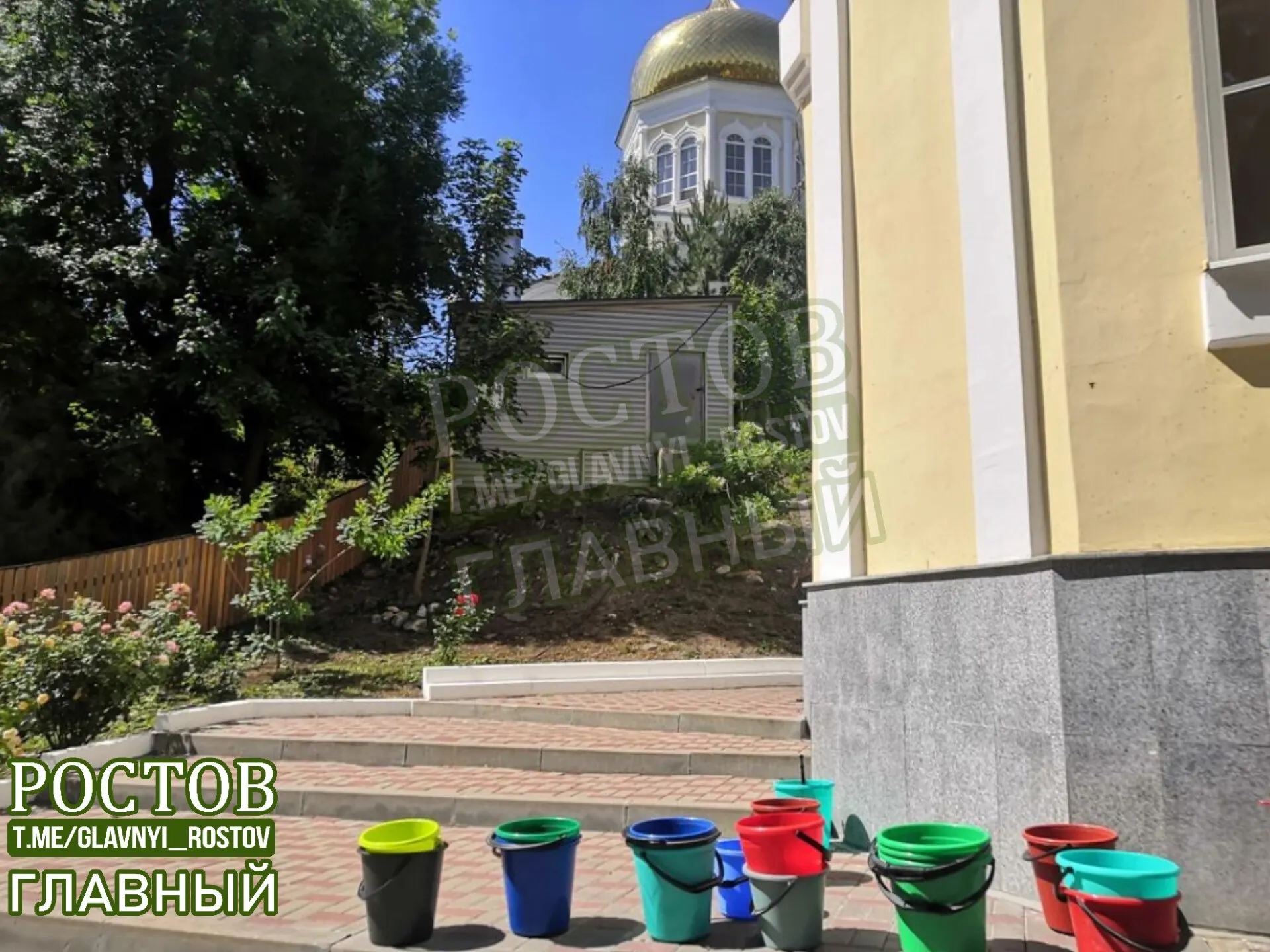Местные жители сообщают, что вода доставляется редко — одна машина на две улицы раз в три дня, пенсионеры и дети страдают из-за слабого водоснабжения.