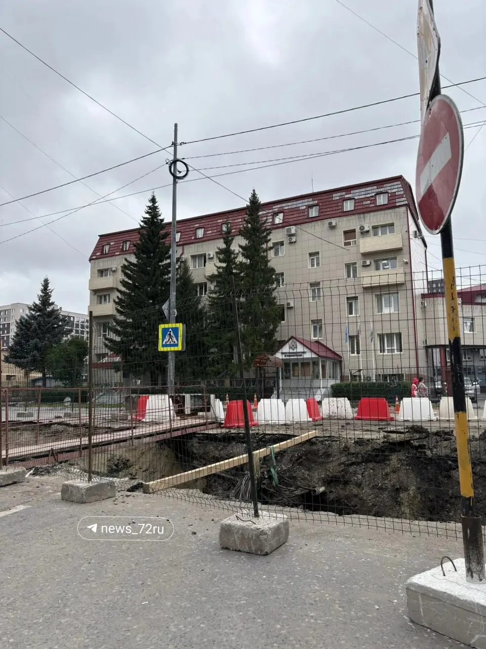 Движение по участку перекрыто до 30 августа из-за работ на теплотрассе. Выполняются раскопки и расширение дороги.