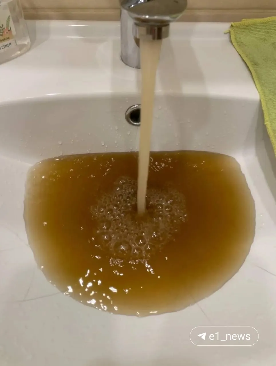 Горячая вода в некоторых домах мутная, холодная — чистая. Водоканал объясняет порядок действий и рекомендует обращаться в управляющую компанию.