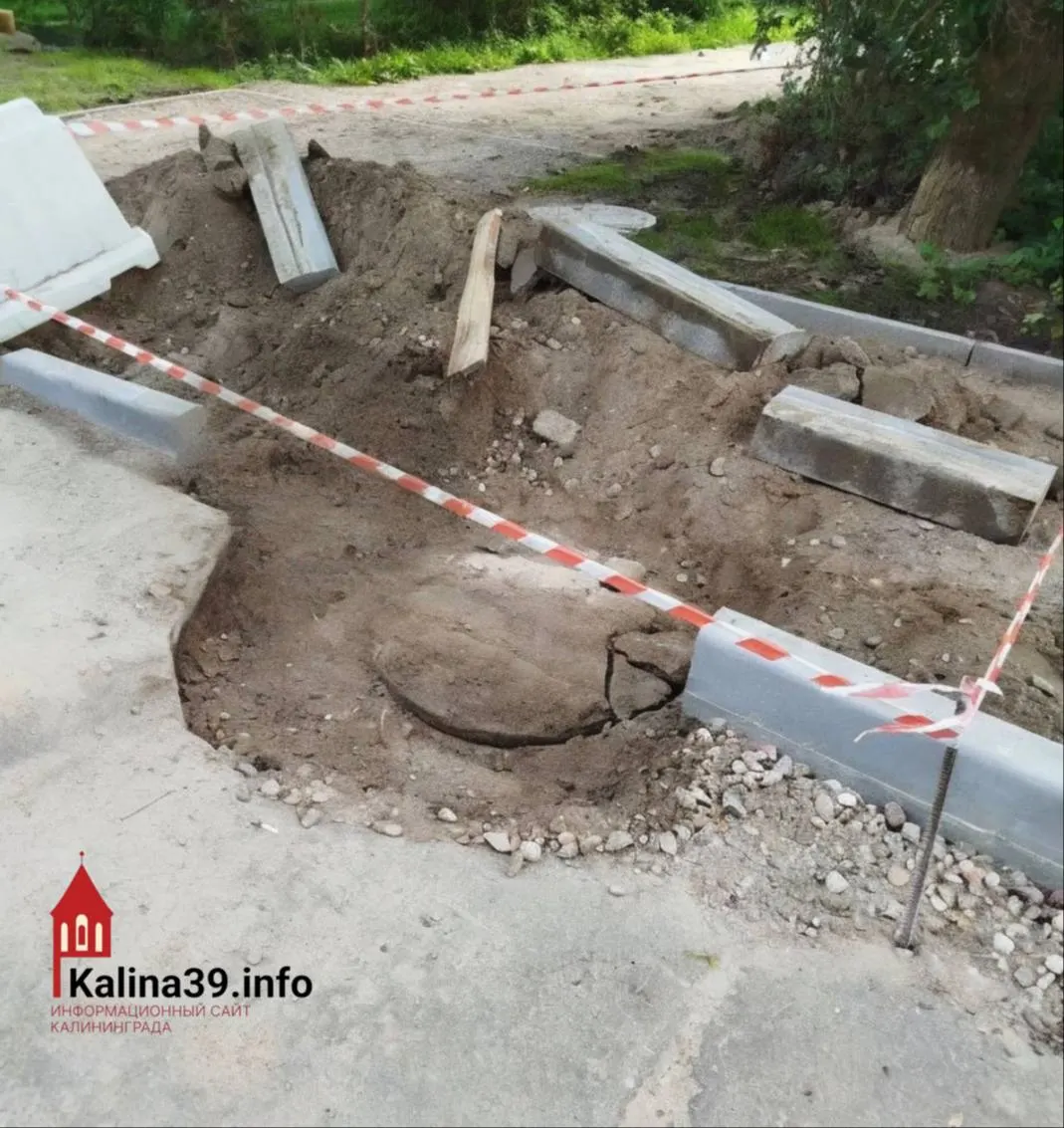 Жители домов на улице Шахматной в Калининграде остаются без воды уже вторые сутки. Причина — засор канализации, который создал риск подтопления подвалов.