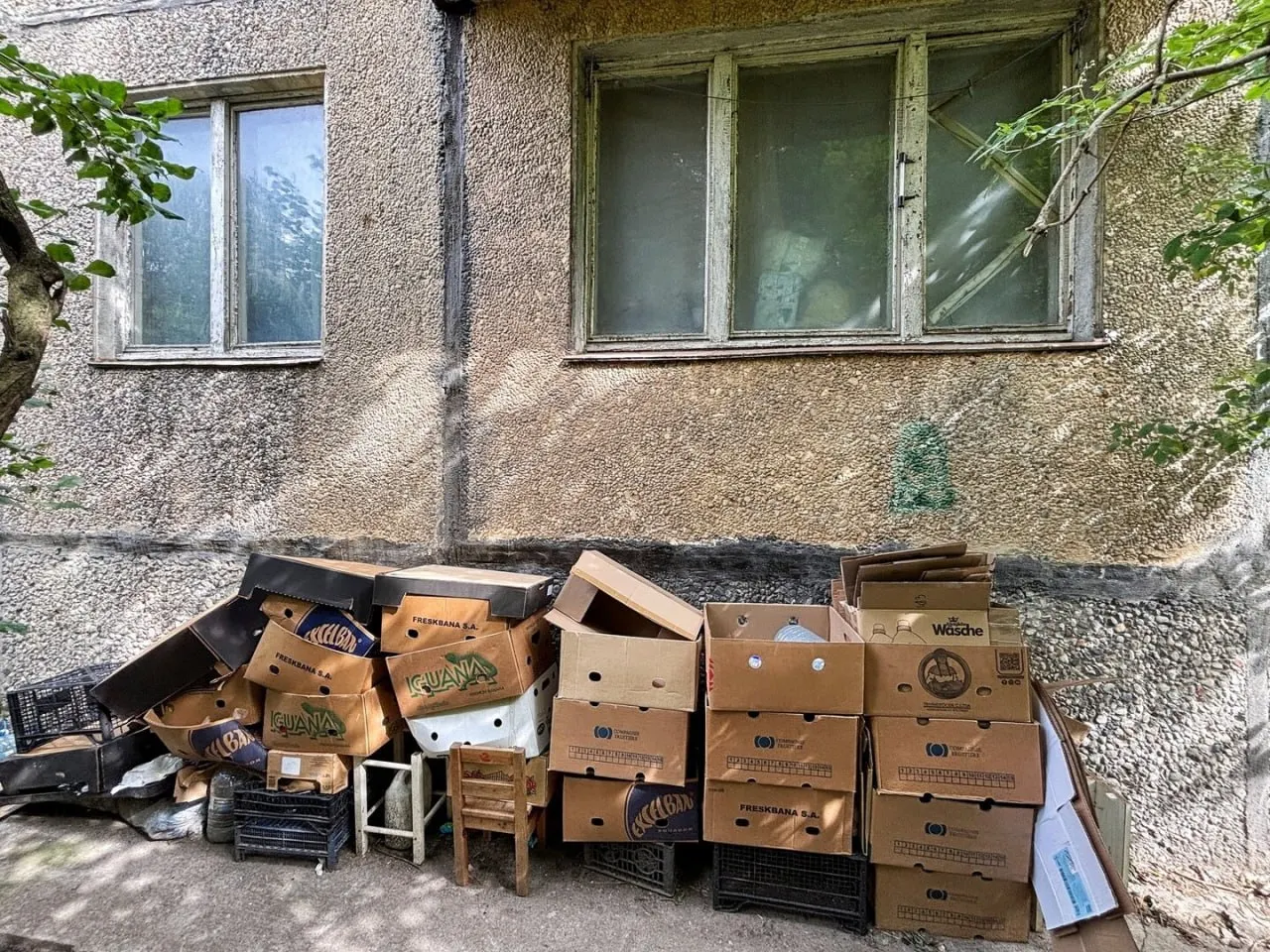 Из-за скопившегося хлама доступ в квартиру на Минской улице стал невозможен, дом остался без горячей воды, а соседи опасаются короткого замыкания.