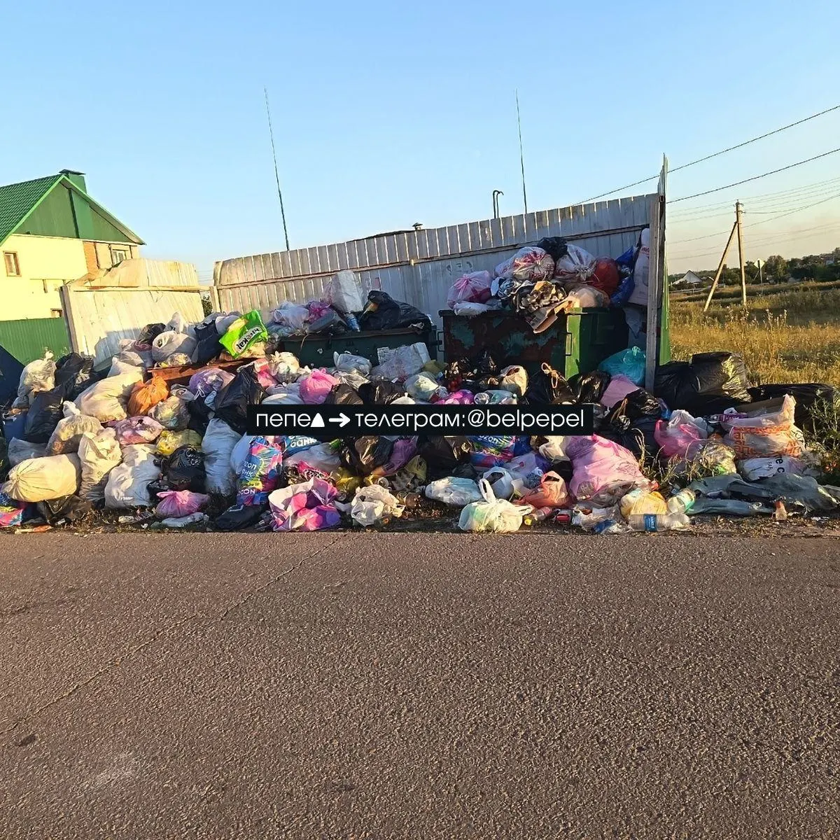Жители приграничных районов Белгородской области жалуются на перебои с вывозом ТКО, усилившиеся на фоне атак дронов на мусоровозы.