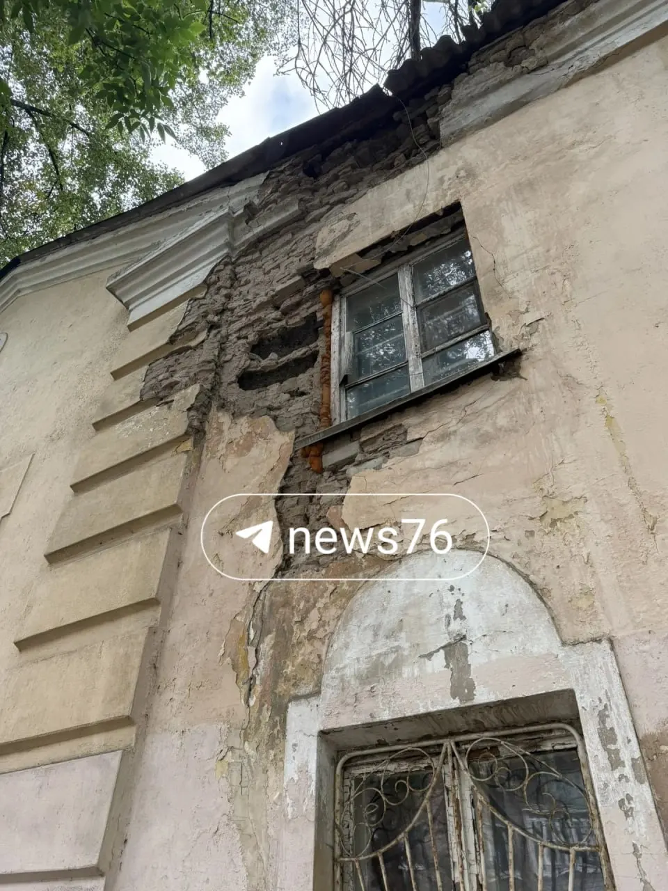 Дом №81 на улице Свердлова в центральном районе Ярославля признан аварийным и подлежащим сносу. Фасад разрушен, участок огорожен, к безопасности прохожих предпринимаются меры; территория планируется застройка.
