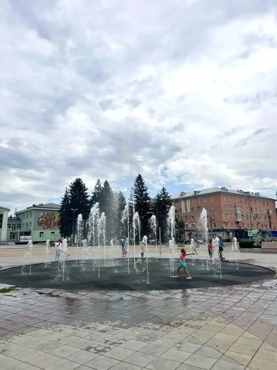 После ремонта временно запустили фонтан; чаше нужен капитальный ремонт, город ищет финансирование на работы.