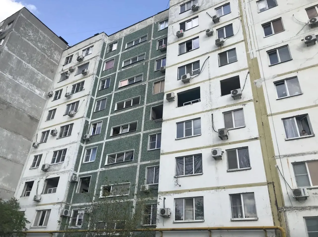 УК возьмет на себя ремонт общего имущества после атаки беспилотников в Новороссийске; ранее жильцам пытались возложить расходы на ремонт.