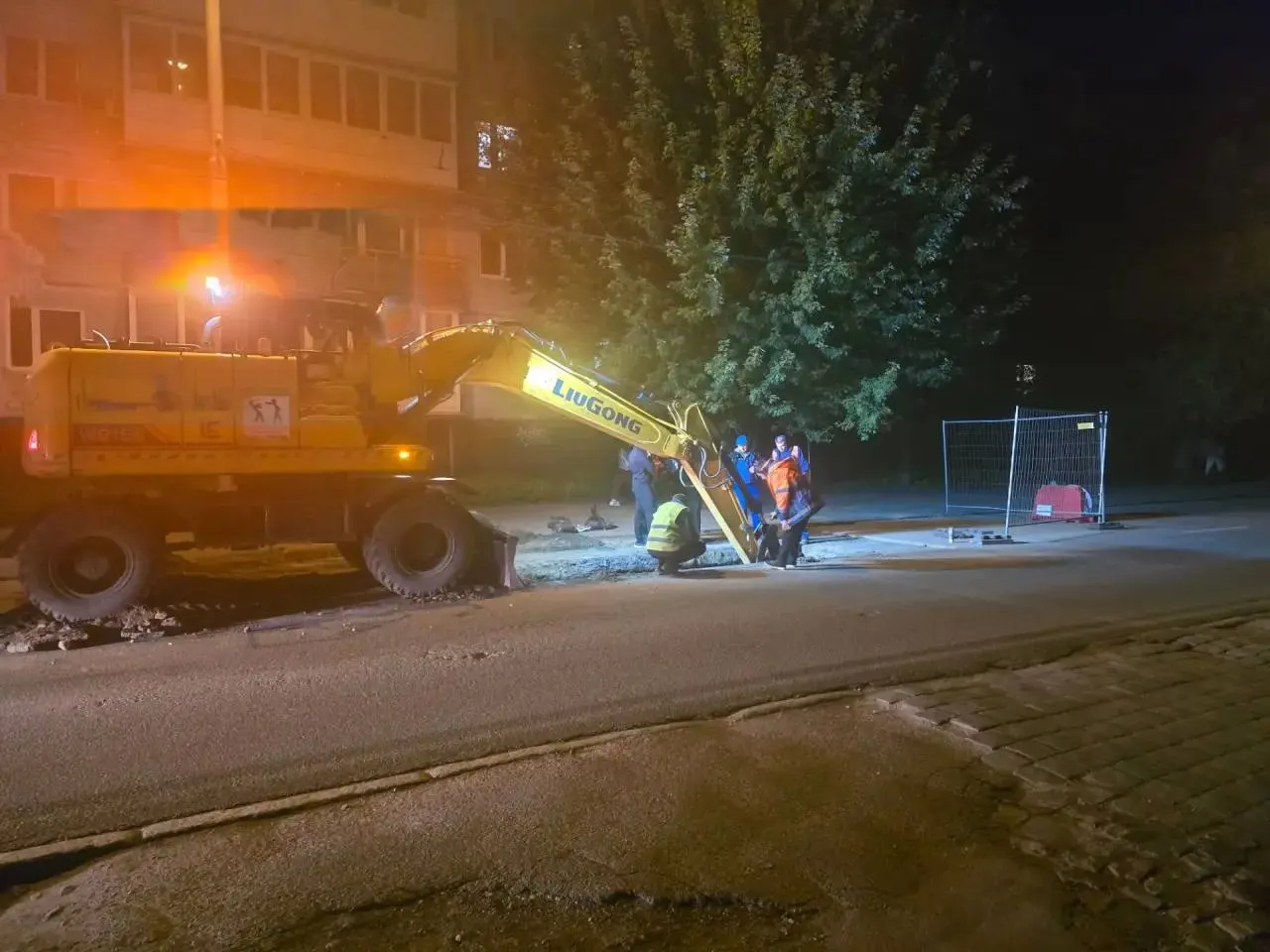 На участке возле дома №102Д ограничено движение: работают аварийные бригады, один из дорожных полос перекрыт, водителей просят выбирать альтернативные маршруты.