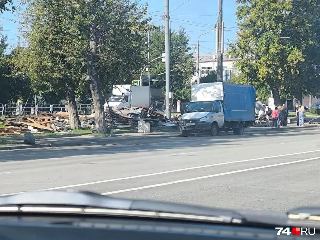 Договор с арендатором расторгли за нарушение требований дизайн-кода; на месте планируют установить новую остановку, территорию убрали от мусора и строительных материалов.