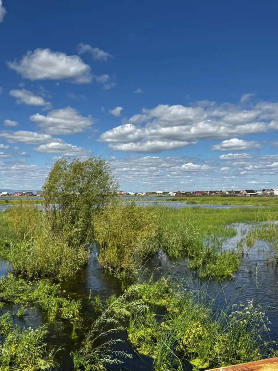 Из-за повышения уровня воды водоотводные каналы не справляются; власти обещают увеличить технику и рассмотреть благоустройство окрестностей озера, а также провести оценку ущерба.
