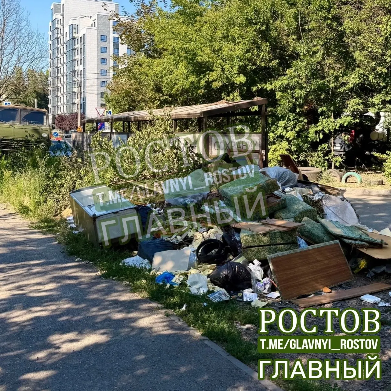 Горожане фиксируют продолжительную мусорную ситуацию: невывоз отходов и появление старой мебели возле жилых домов. Призывают вызвать лицензированную службу вывоза.