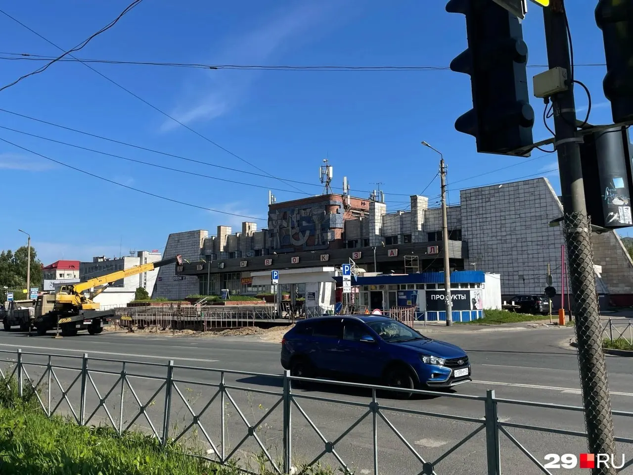 Дефект на сетях у улицы Дзержинского стал причиной продления отключения; на участке ведутся раскопки и работы.
