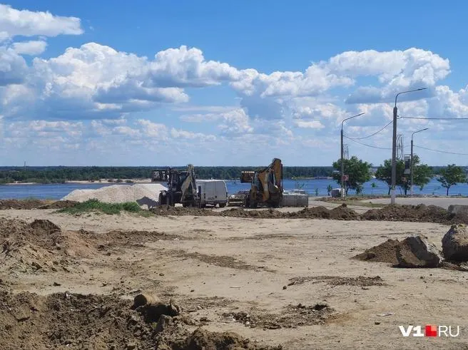 Планируется установка уличного освещения на участке платной парковки; обещают сохранить текущий асфальт, для монтажа необходим отдельный муниципальный контракт.