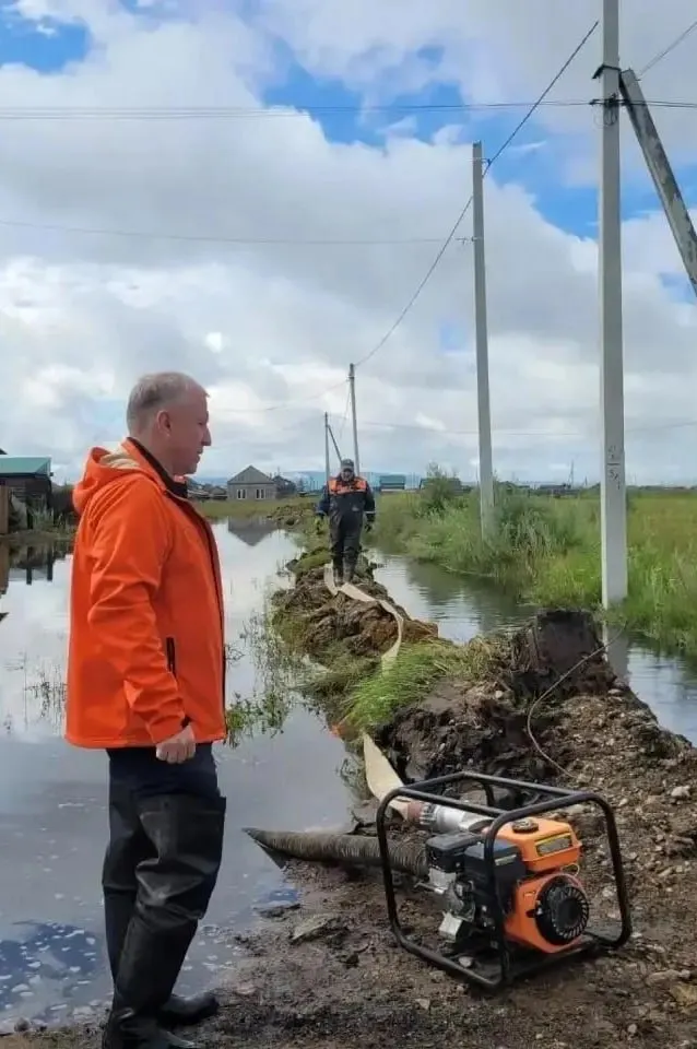 В микрорайоне Камышинский дождевые паводки затопили два дома и десятки участков. По поручению мэра проводятся работы по откачке воды — за утро вывели более 100 кубометров.