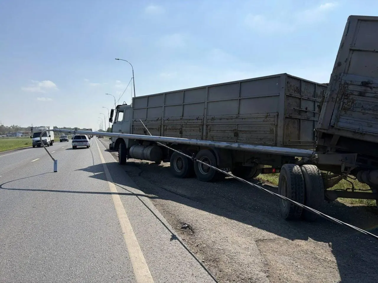 Авария произошла возле ЖК «Легенда»: опора упала на проезжую часть и частично перекрыла одну полосу.