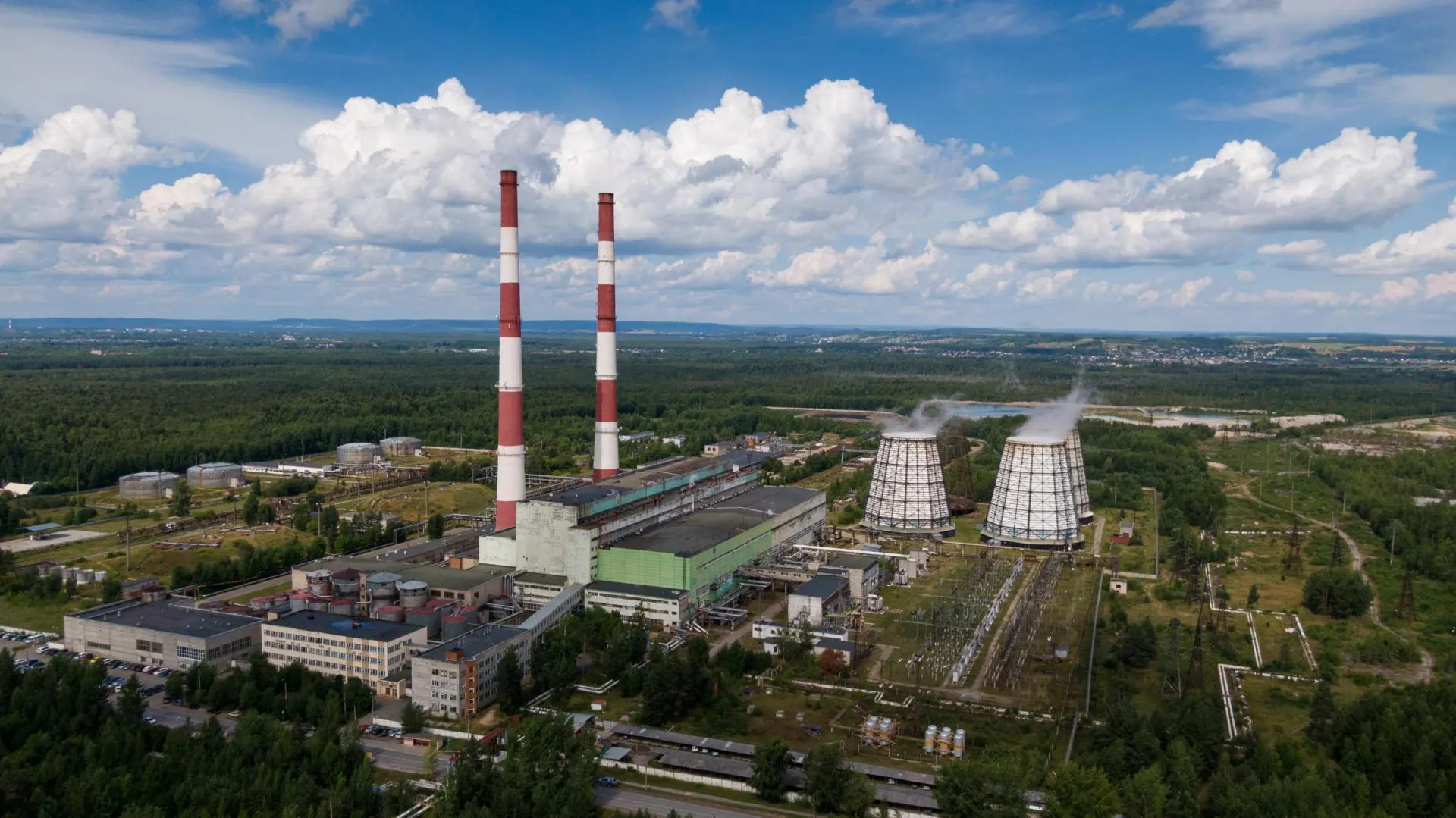 Плановый остановочный ремонт ТЭЦ‑14 оставит Кировский район Перми без горячей воды с 2 по 26 августа — работы по подготовке к зиме и модернизации оборудования. К 2031 году планируют установить новую газотурбинную установку, чтобы избежать подобных масштабных отключений.
