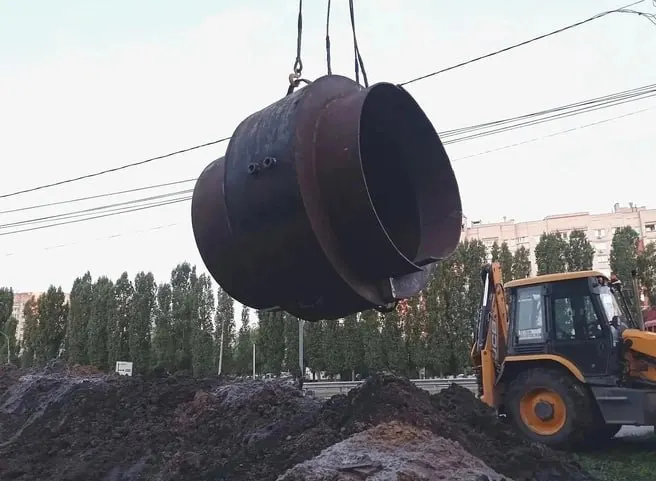 Повреждение водовода диаметром 1000 мм вызвало отключение подачи воды для более 500 домов. Работы продолжаются, подача не восстановлена к утру.