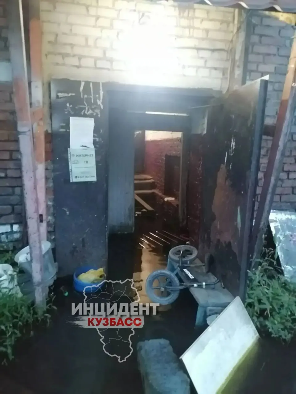 Из-за подтопления часть районов оказалась отрезана от дорог, жильцы не могут выйти из подъездов уже вторую неделю.