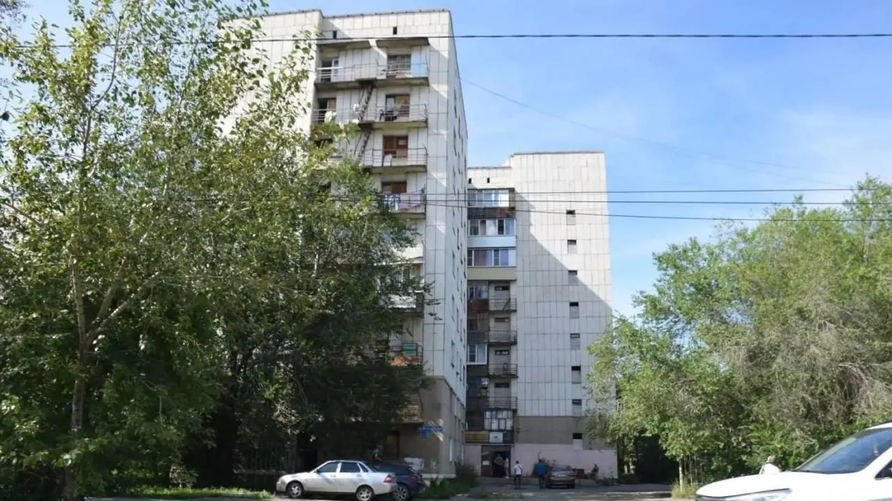 Жильцы общежития в Кургане сообщили о затоплении подвала и перебоях с коммунальными услугами; началась проверка со стороны следователей, прокуратуры и Следственного комитета.