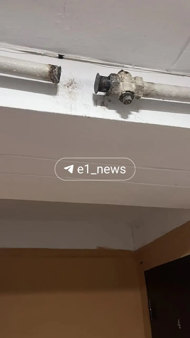 Жильцы дома №36 по улице Олега Кошевого остаются без газоснабжения на протяжении месяца после конфликта; газовики перекрыли стояк, и восстановление подачи газа оказалось невозможным.