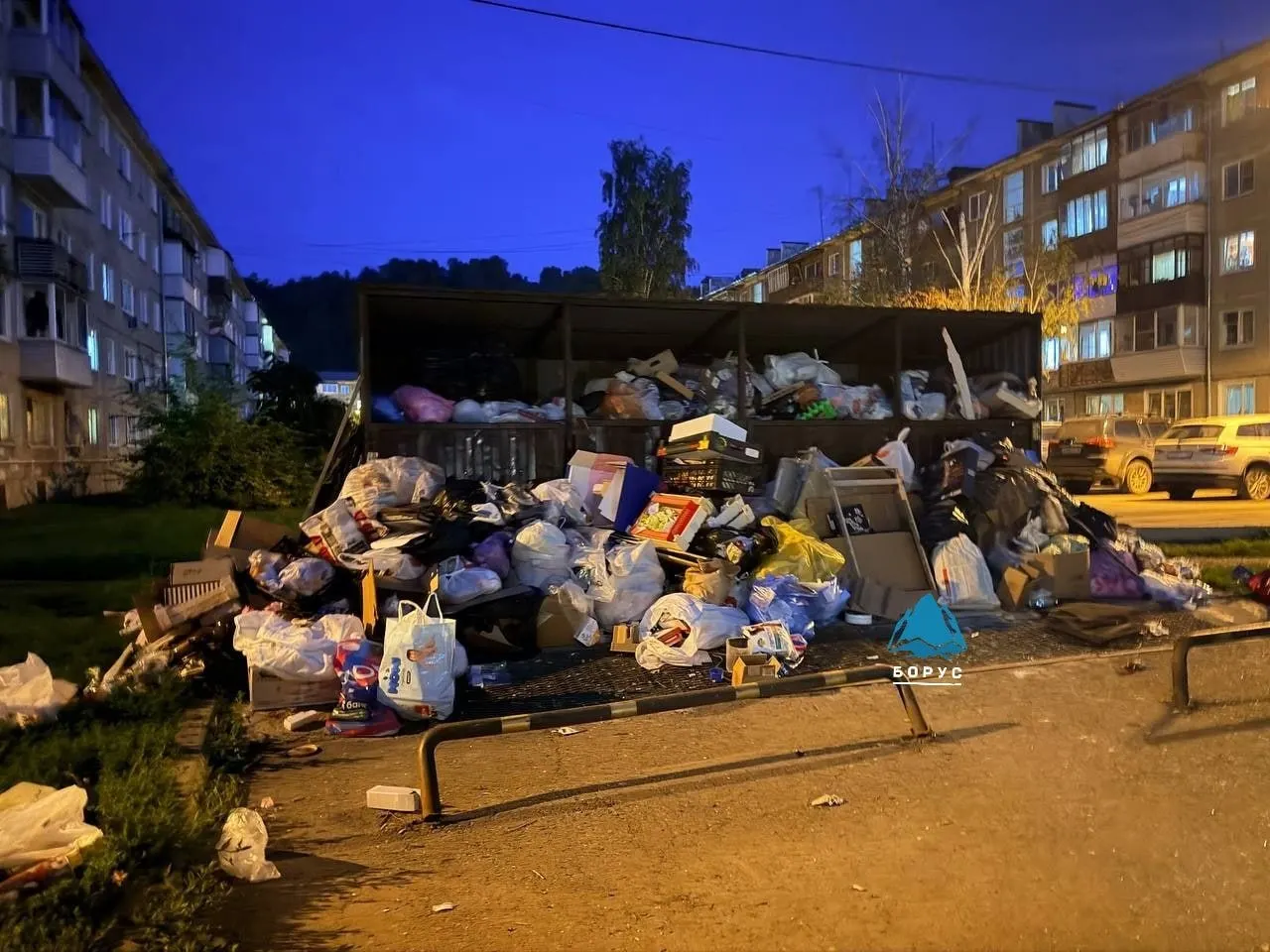 Жители Красноярска жалуются на задержку вывоза мусора и повторяющиеся завалы во внутридомовых территориях.