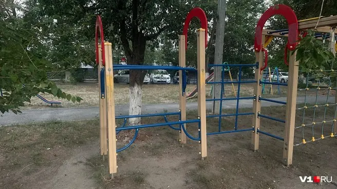 Конструкция неустойчивая и опасна для детей; управляющая компания планирует ремонт к середине осени.