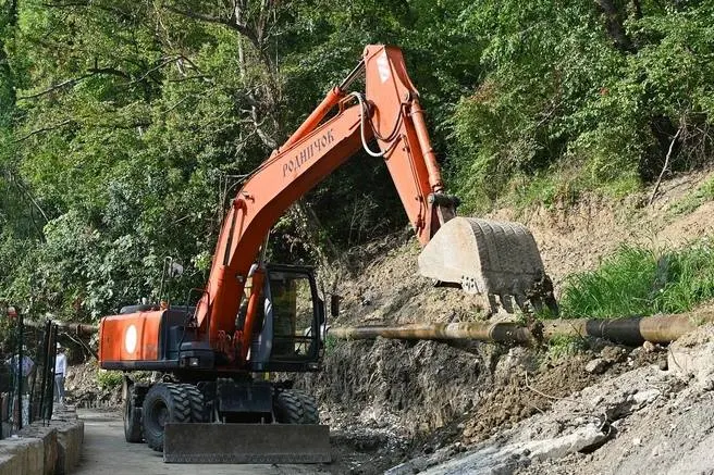 В Сочи на Новороссийском шоссе восстанавливают водовод, поврежденный оползнем; мэр пообещал завершить работы к концу сентября.