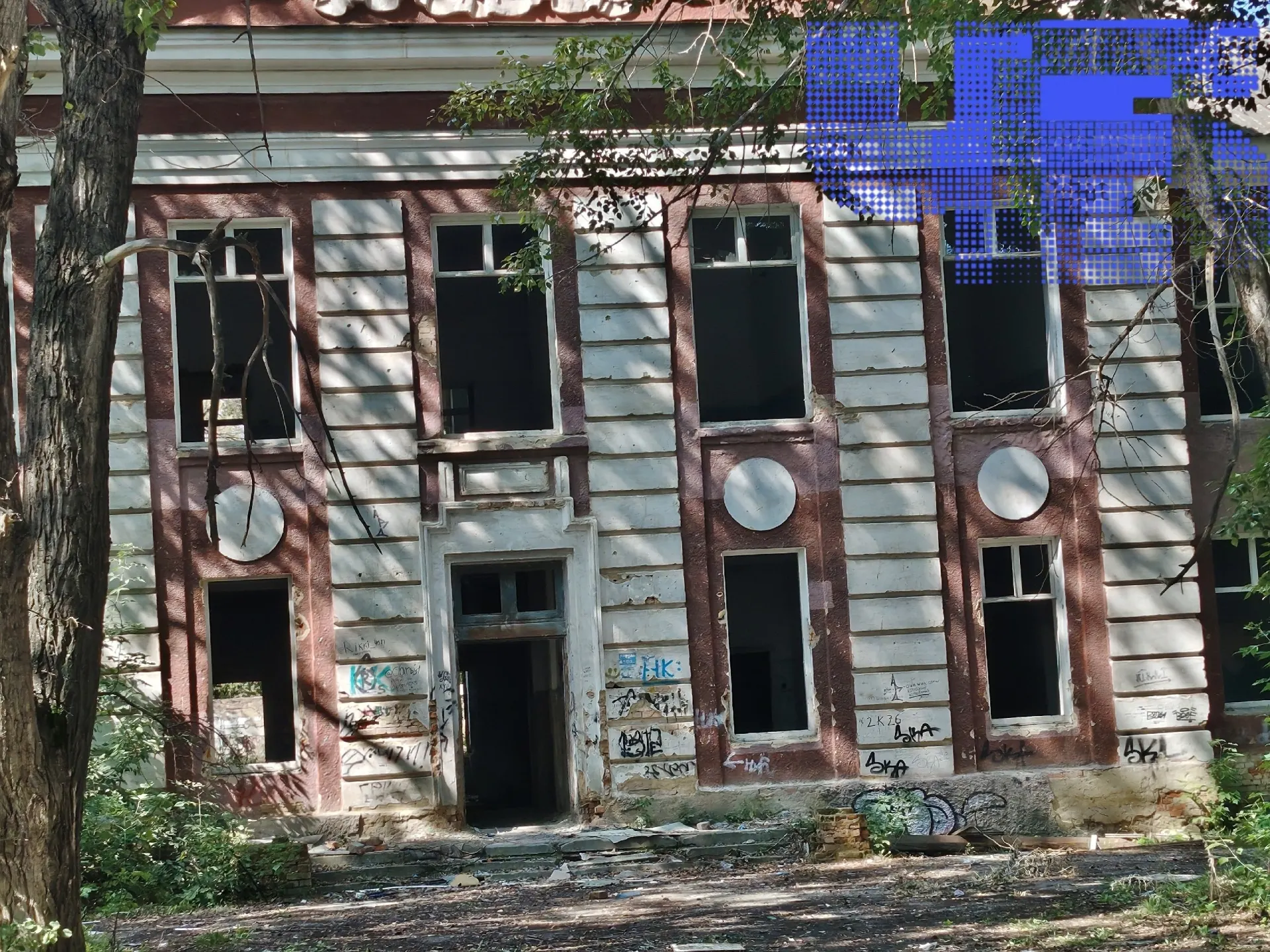 Местные жители требуют от властей срочно снести заброшенное здание бывшей больницы на улице Федячкина и обеспечить безопасность вокруг дома №5а, учитывая частые проникновения детей и ночные дебоши.