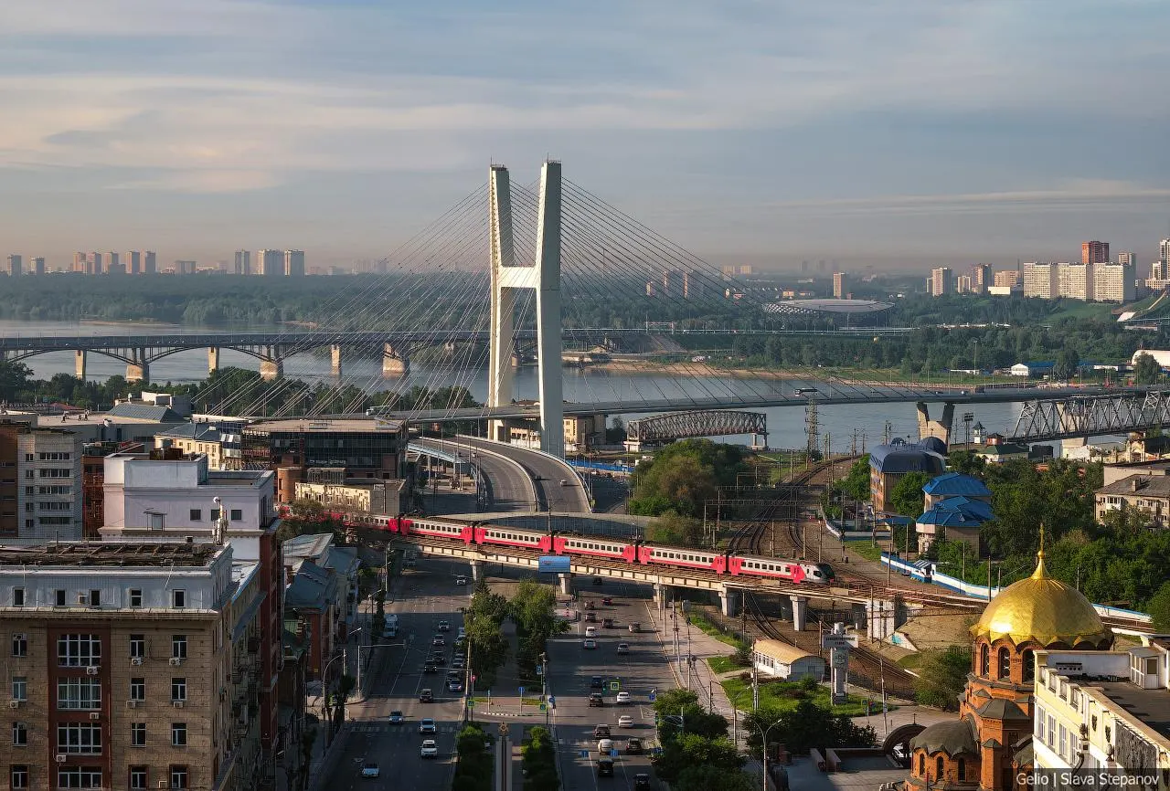 На правобережной части Новосибирска на улице Ипподромской началось создание ливневой канализации и дождеприёмников около четвёртого моста через Обь. Контракт на 9,3 млн рублей подписан, будут применяться безтраншейные методы; после завершения работ проезд по мосту станет платным.
