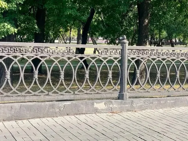Демонтаж старых элементов, подготовка нового основания и окраска ограждения — работы продлятся до 28 сентября.