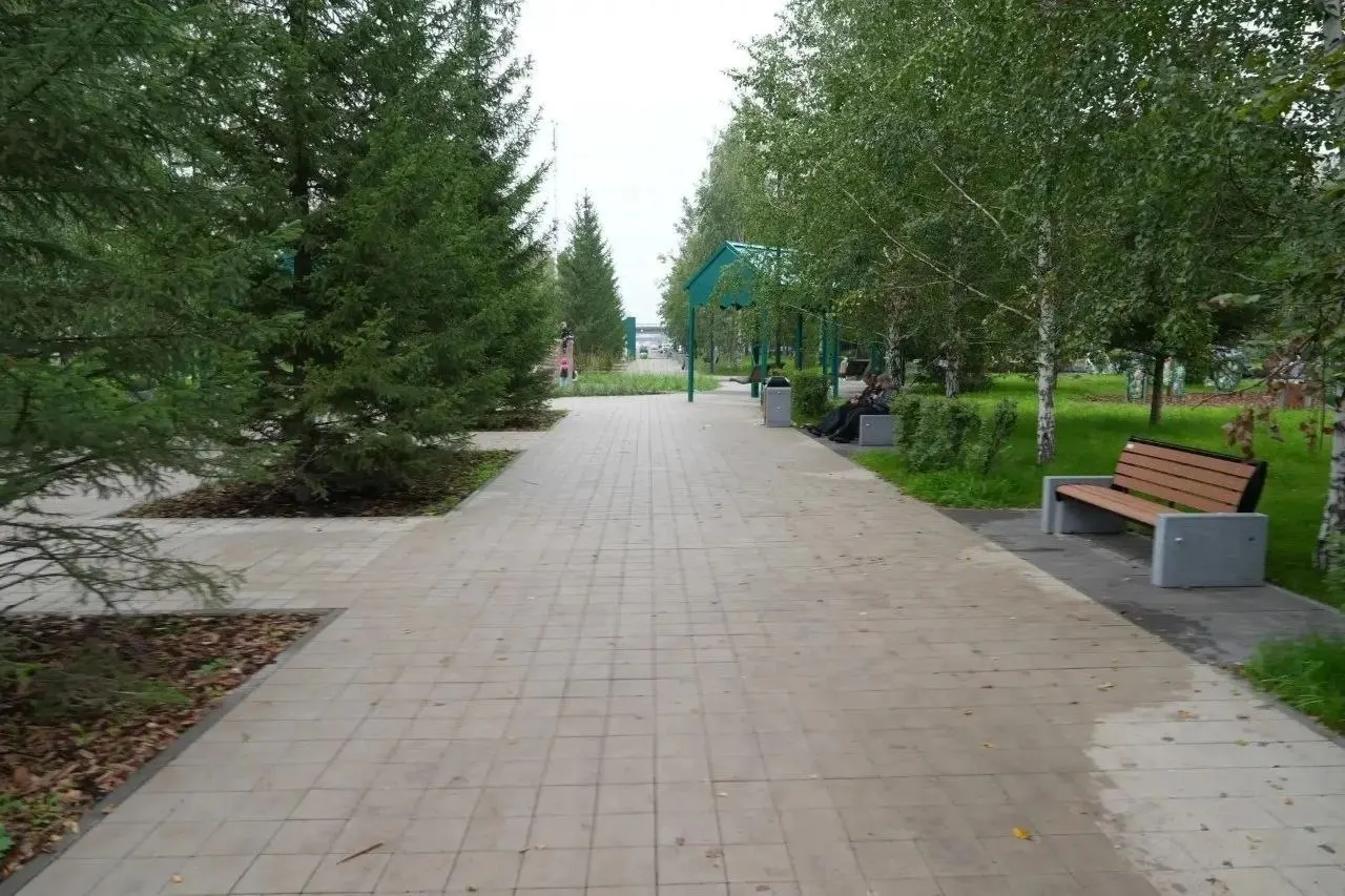 Контроль хода работ выявил недоделки; подрядчик может получить штрафы, а сдача второго сквера перенесена на осень.