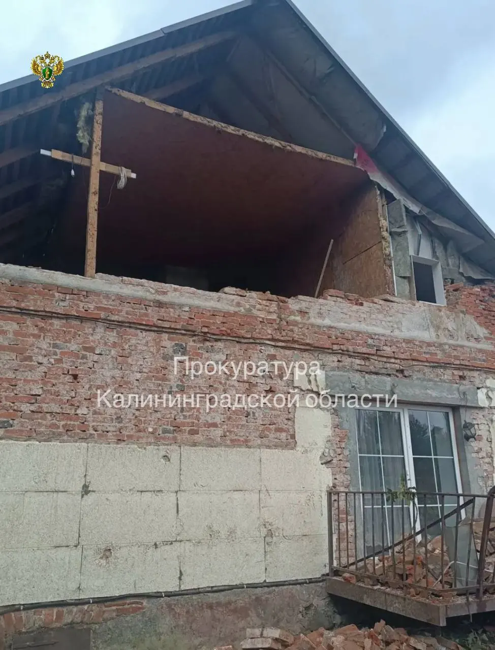 В доме, построенном до войны, проживают три семьи; власти предложили временное жильё, прокуратура начала проверку обстоятельств происшествия и защиты прав жильцов.