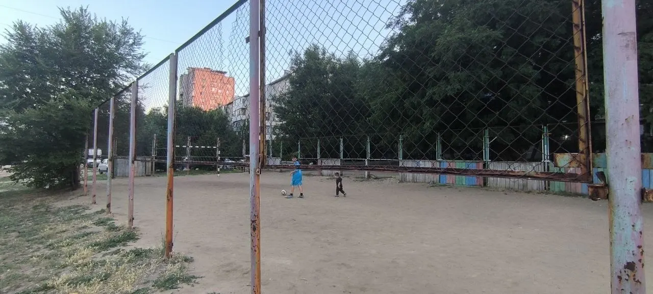Чиновники заявили об отсутствии опасных элементов на объекте; жители жалуются на демонтаж лавочки и требуют приведения двора в порядок.