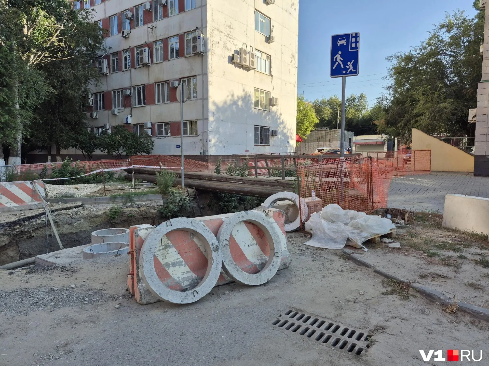 Жители Волгограда жалуются на антисанитарию и затянувшиеся работы по ремонту тепловой сети возле медицинского учреждения; управляющая компания сообщает о ходе работ.