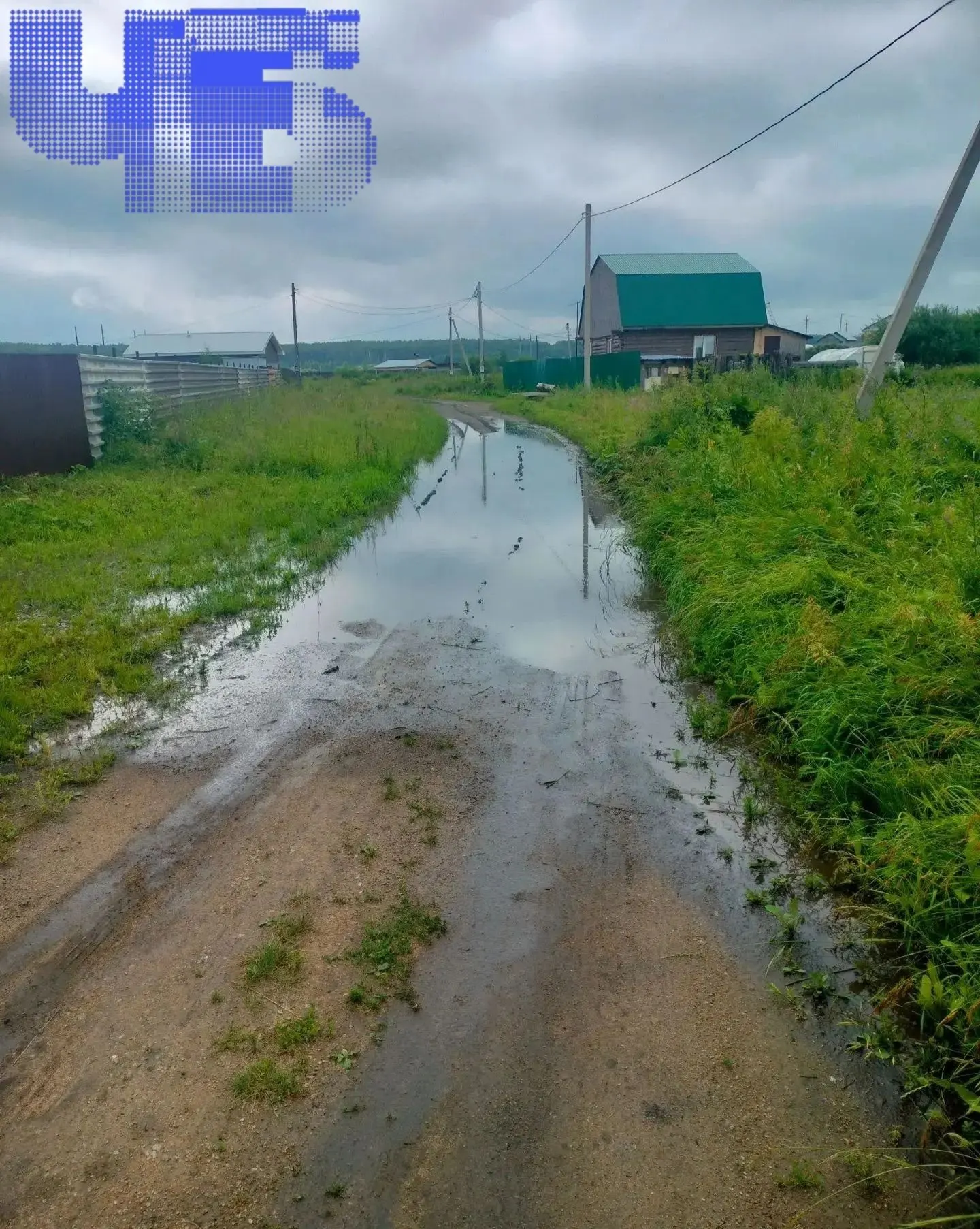 После дождей дороги в Заварухино превратились в грязь, а тяжёлая техника перекрыла доступ к населённому пункту и создала проблемы с подвозом школьников.
