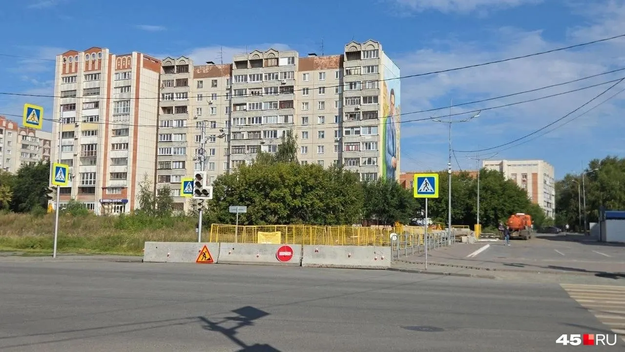Движение ограничено на участке улицы Криволапова в районе ТЦ «Пушкинский»: сроки до 1 сентября, по данным администрации — до 20:00 26 августа.