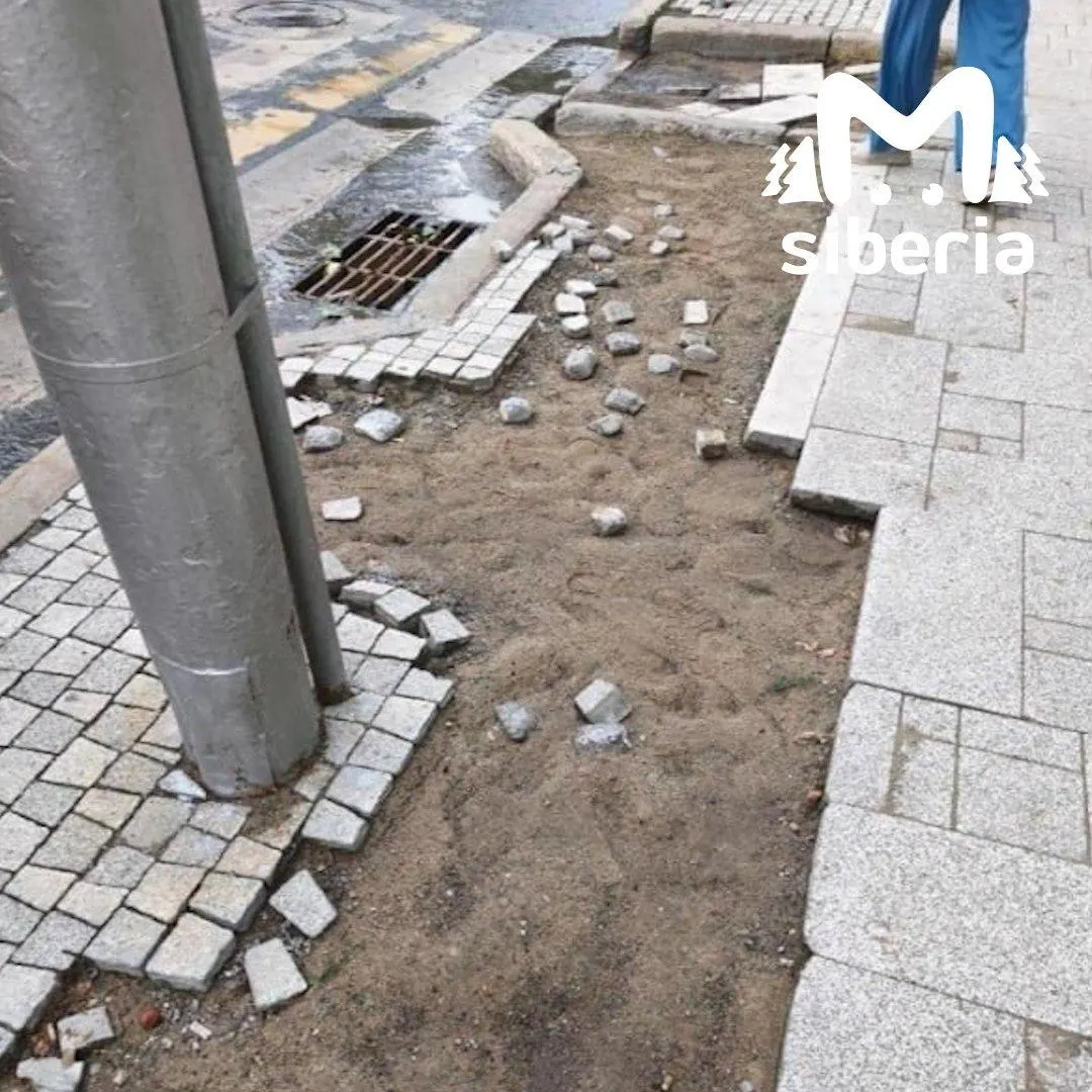 Тротуар у дома №28 в Новосибирске разрушался: появились крупные ямы и повреждения. Работы по ремонту пока не проводятся — плитку залили бетоном как временную меру.