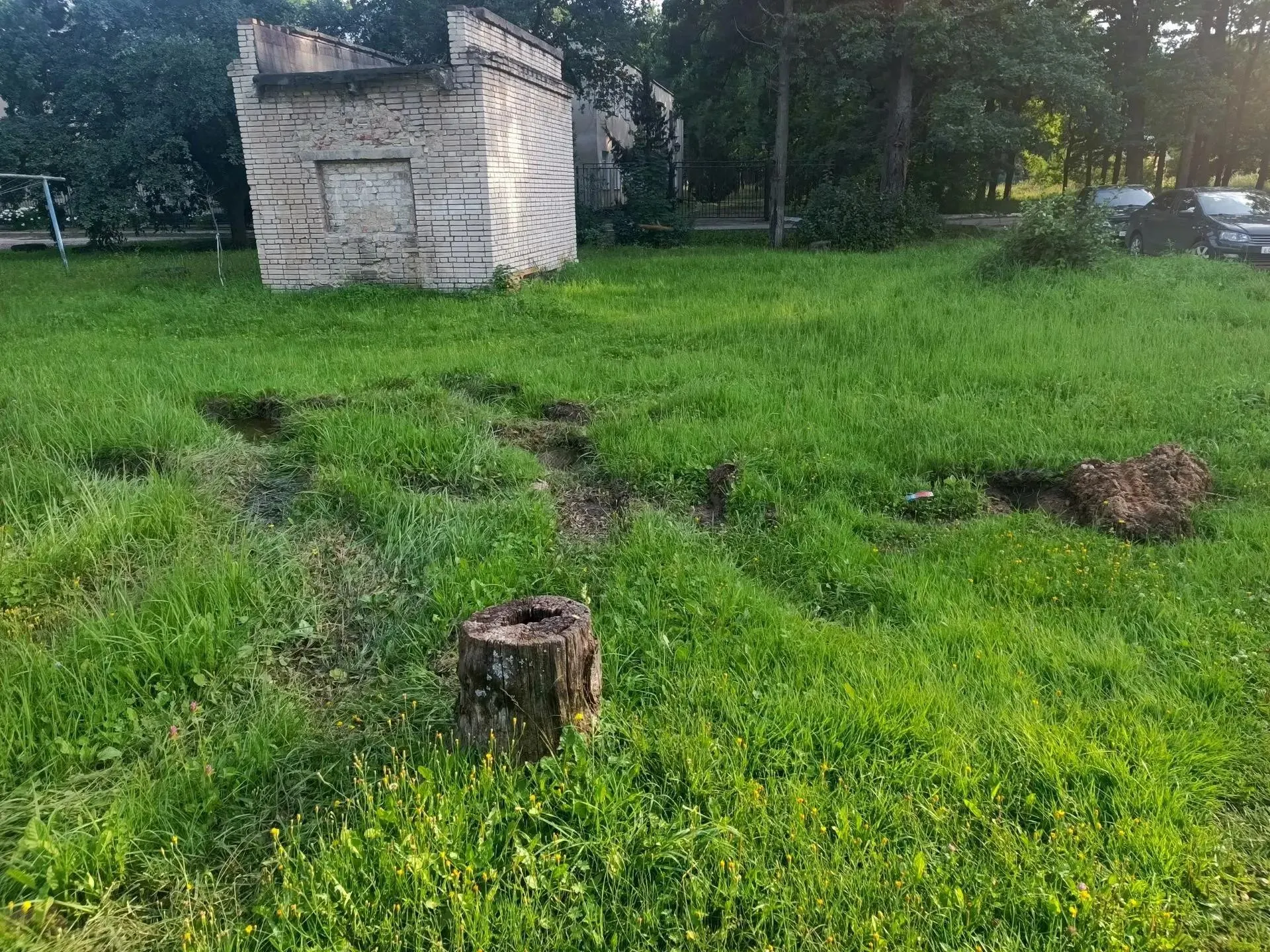 В Скопинском округе на месте каруселей рабочие оставили ямы; жители требуют пояснений.
