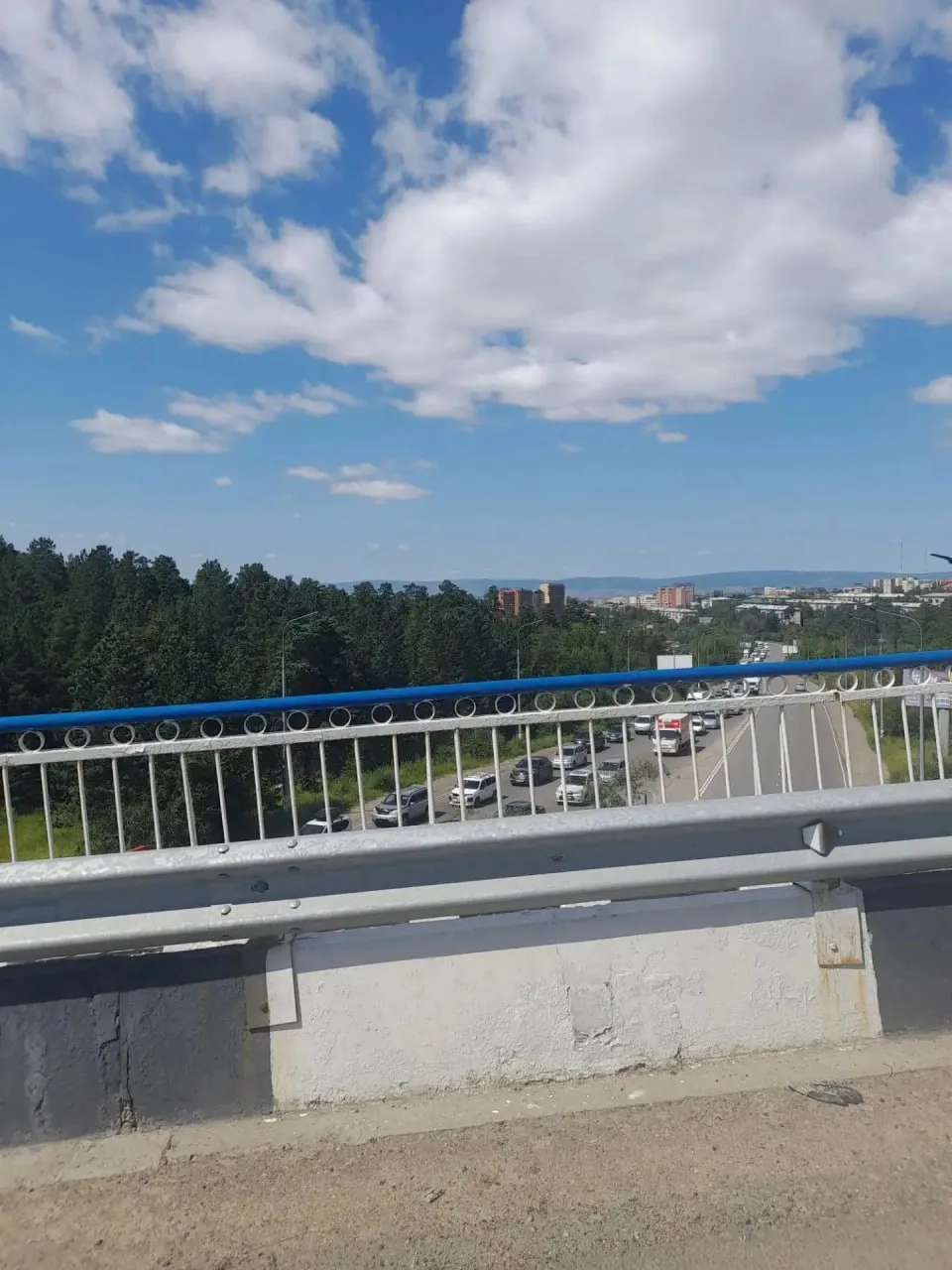 Движение на Агинском тракте практически остановлено из-за ремонта лежачего полицейского; пробка растянулась на обе стороны — от Антипихи до Соснового Бора.