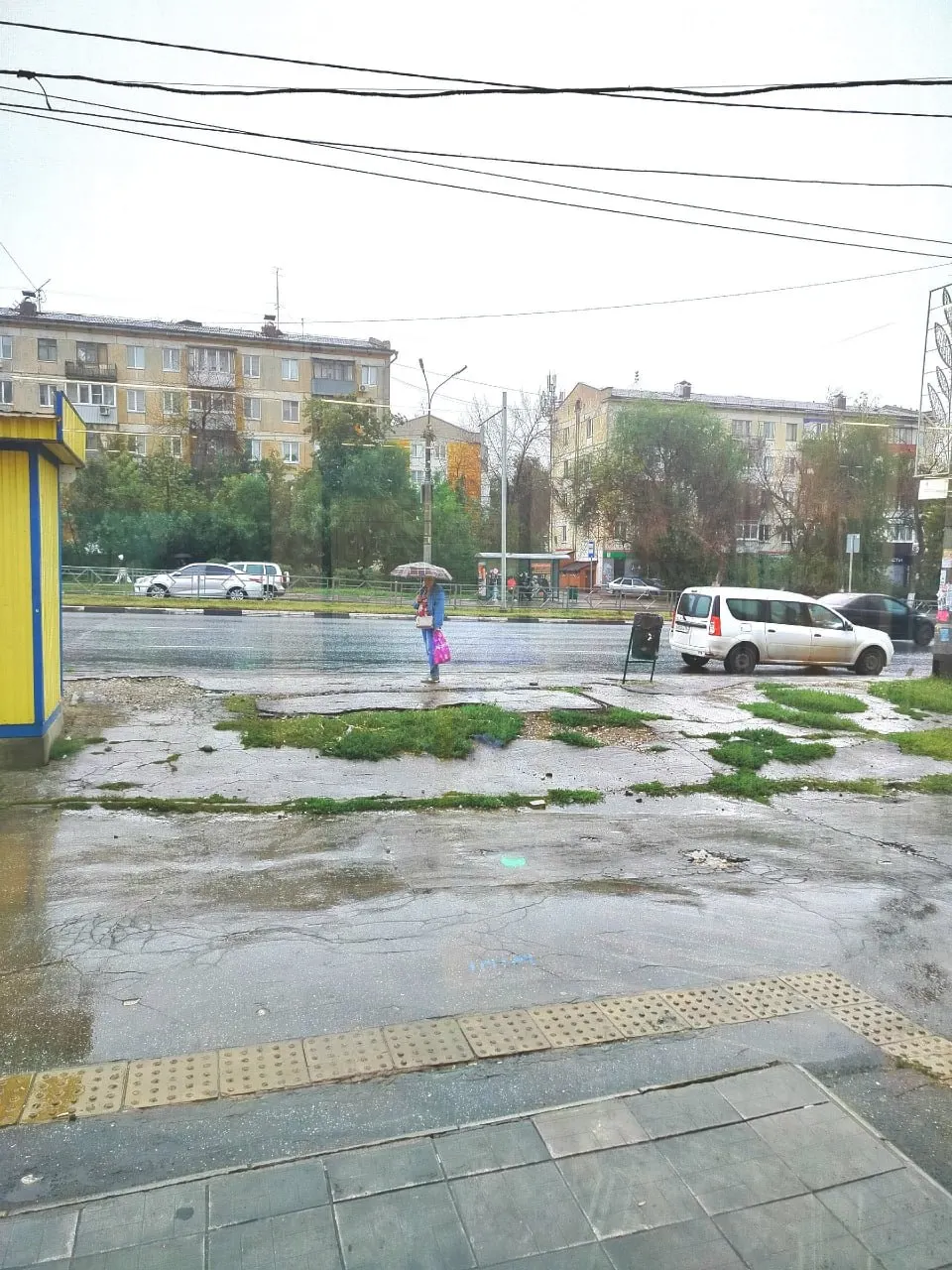 Остановка на перекрёстке Карбышева и Гагарина исчезла примерно месяц назад; жители вынуждены прятаться от дождя в близлежащих магазинах.