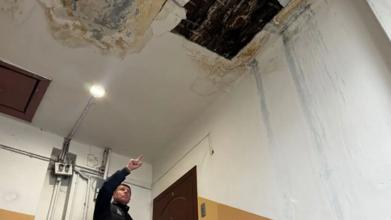 Жильцы дома по адресу Марата, 16, годами живут под сыростью и плесенью, пока чиновники говорят о контроле над ситуацией и подготовке ремонта.