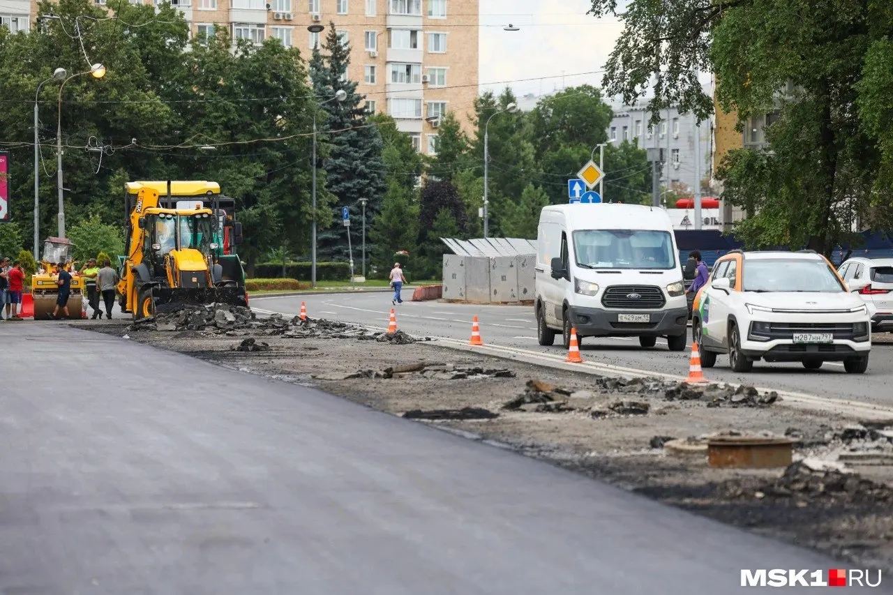 Заказчик объявил конкурс на обновление дорожного покрытия, ремонт дефектов и установку трех канализационных люков; работы охватят все районы города.