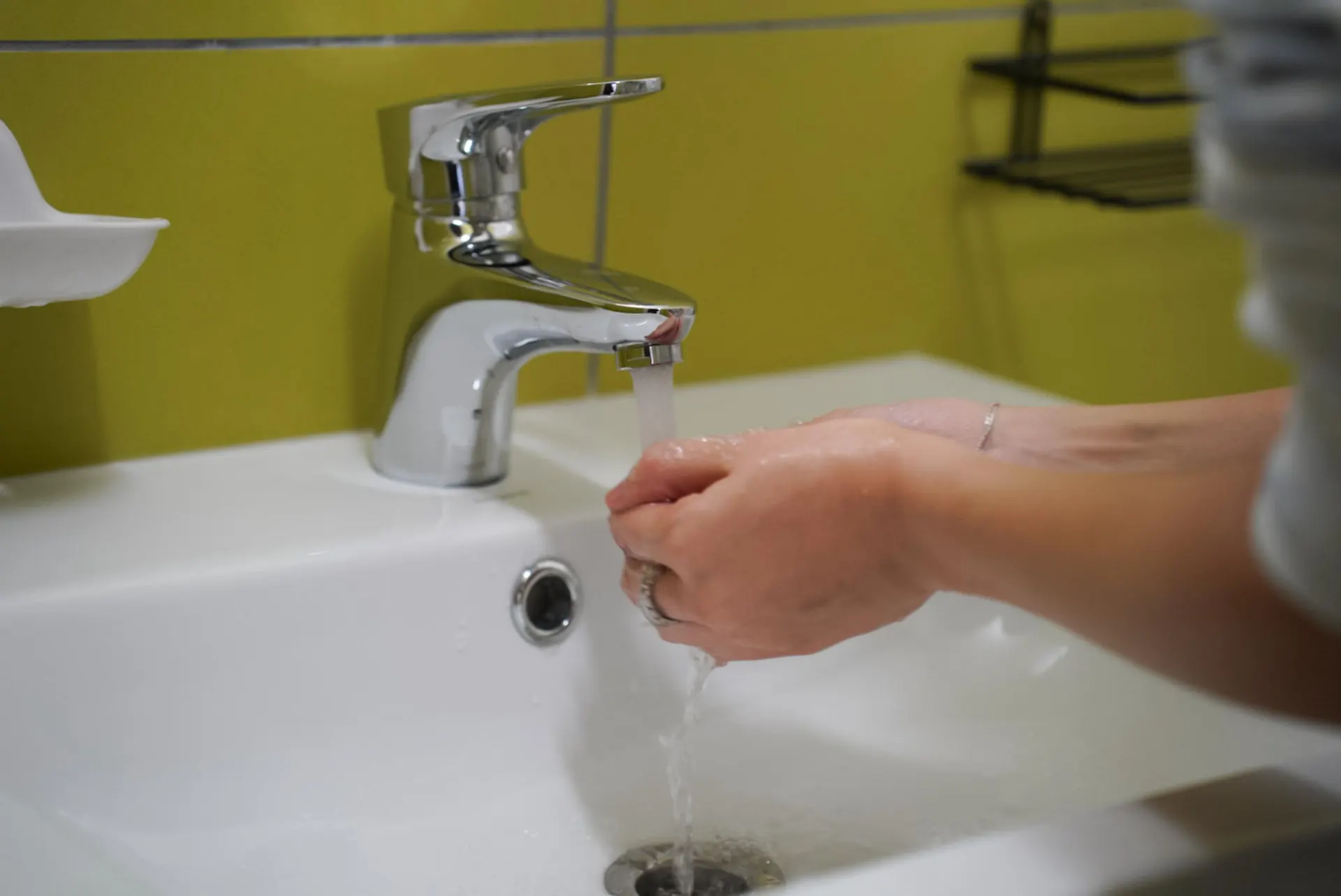 Из-за паводков дефицит воды затрудняет нагрев; подача горячей воды будет восстанавливаться постепенно. Планируется начальная подача около 200 тонн в час с последующим ростом мощности и расширением зон подключения.