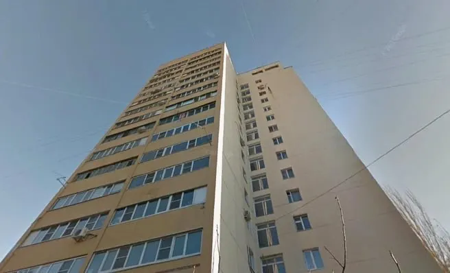 В доме на Коммунистическом проспекте, 34 почти два месяца не функционируют лифты. Инвалид-участник СВО вынужден подниматься по лестнице, причина — разрушенный ротор и нехватка запчастей; сроки замены выше по плану — 2030 год.