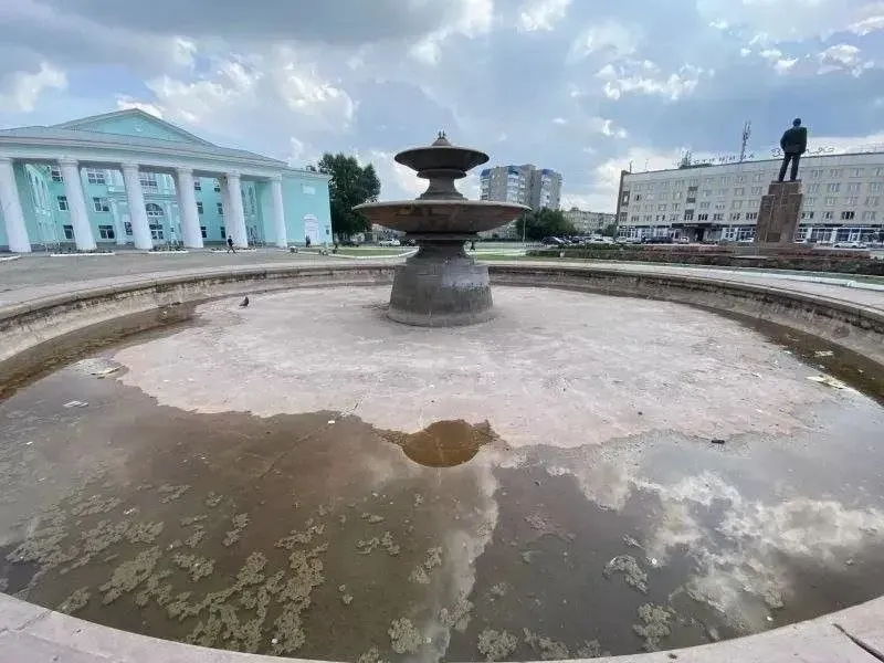 Жители Назарово (Красноярский край) массово жалуются на запустение города: разбитая брусчатка, сухой фонтан, ямы, заросли и регулярные прорывы канализации. По их словам, чиновники не реагируют.