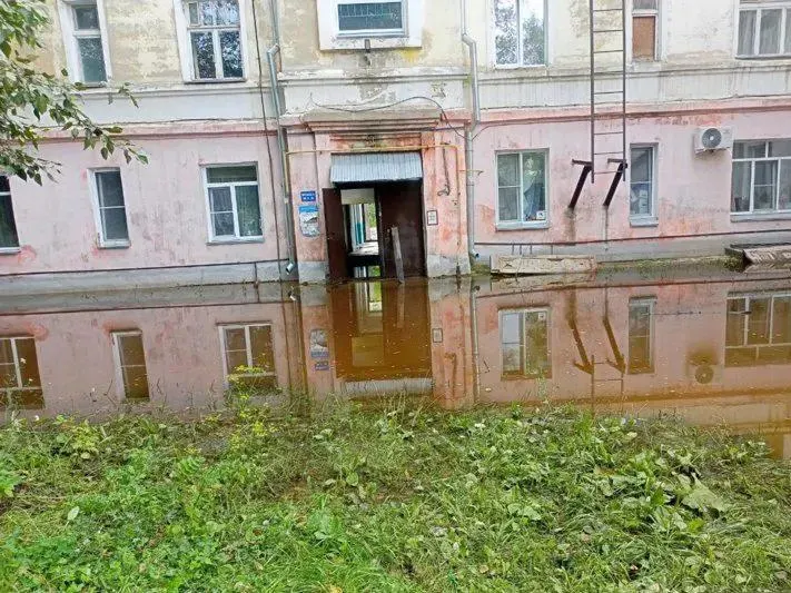 После благоустройства двора вода продолжает заливать подвал, жители требуют действий от властей и управляющей организации.